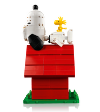 Load image into Gallery viewer, LEGO Ideas Peanuts: Snoopy's Doghouse 21368