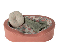 Load image into Gallery viewer, Maileg Cosy Basket Small- Coral
