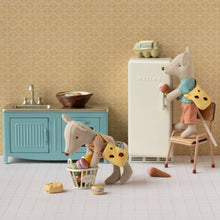 Load image into Gallery viewer, Maileg Little sister mouse with bag
