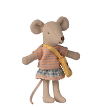 Load image into Gallery viewer, Maileg Little sister mouse with bag
