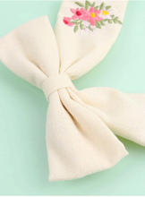 Load image into Gallery viewer, Cream Linen Embroided Hair Bow
